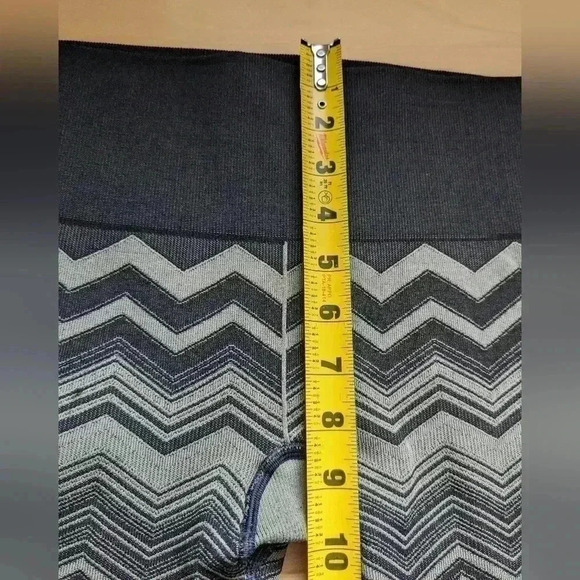 LULULEMON EBB TO STREET (no size tag i guess a 6? ) look  at measures - Picture 9 of 10